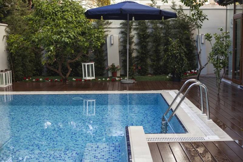 Pisciniste pour service de vérification et d'entretien d'une pompe de piscine à Allauch